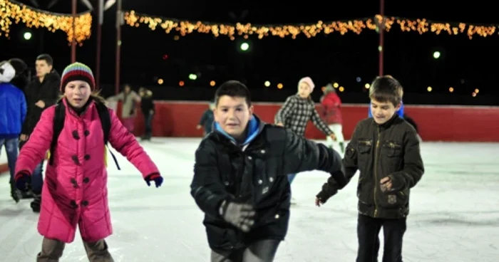 Patinoarul din Piatra Neamț funcționează în incinta ștrandului municipal