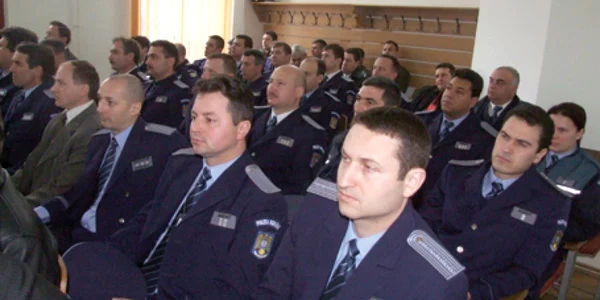 Poliţiştii băcăuani aşteaptă îngrijoraţi veniturile salariale restante