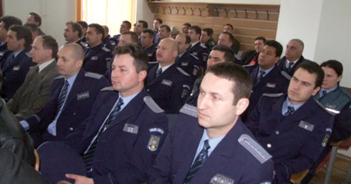 Poliţiştii băcăuani aşteaptă îngrijoraţi veniturile salariale restante