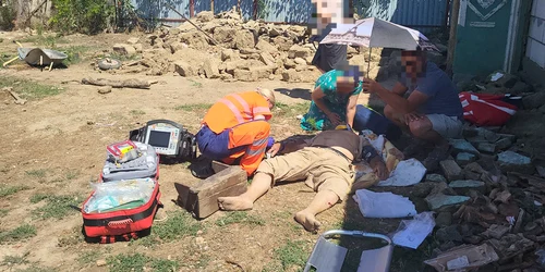 2 persoane ranite dupa ce un perete a cazut peste ei foto ISU VASLUI vremeanoua ro jpg