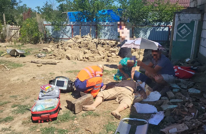 Un bărbat de 68 de ani și un adolescent de 16 ani, prinși sub un perete prăbușit în județul Vaslui