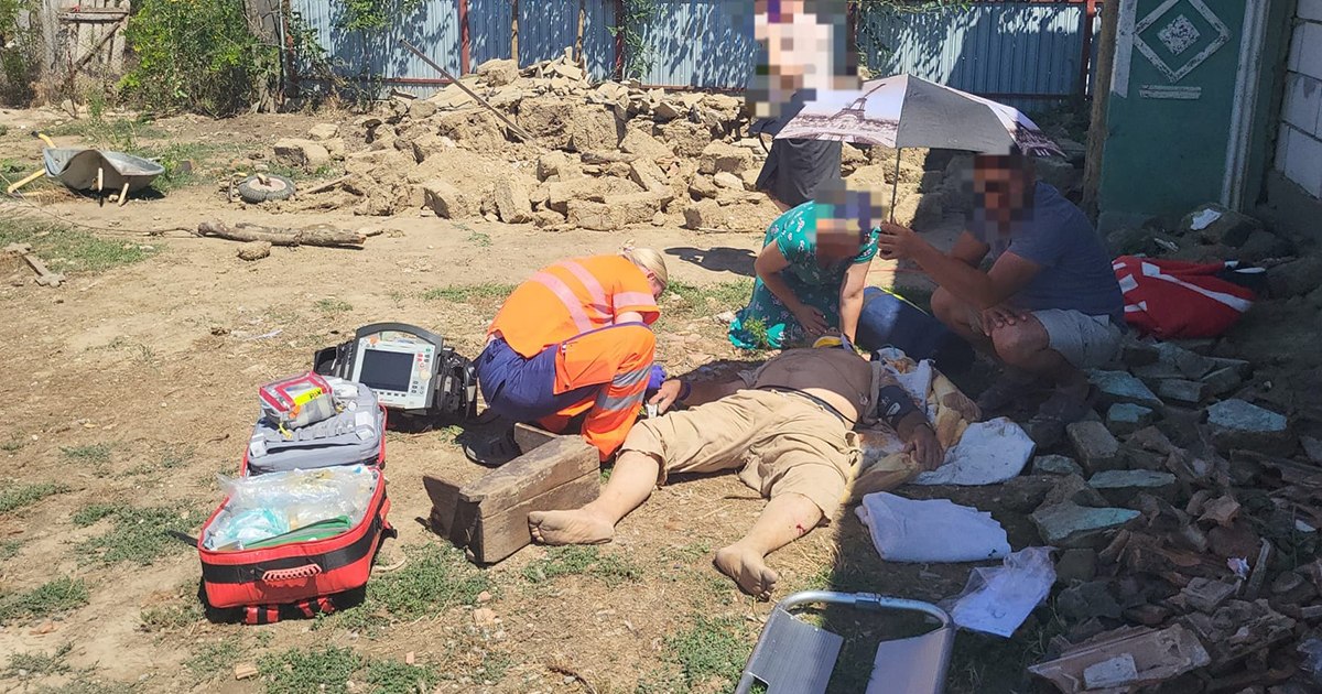 Bărbat de 68 de ani și adolescent de 16 ani, blocați sub un zid prăbușit în Vaslui.