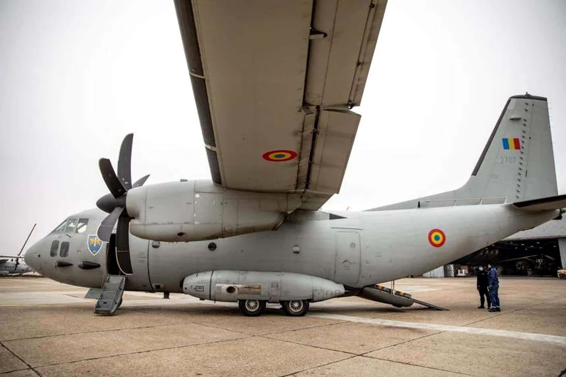 
    O aeronavă militară a transportat, de la Bucureşti la Iaşi, patru pacienţi cu coronavirus aflaţi în stare gravăfoto: News.ro  