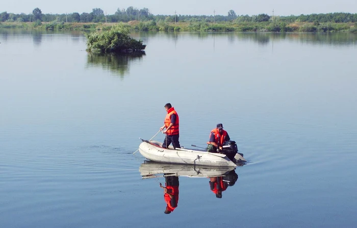 Pompierii olteni acționează acum cu bărci pneumatice cu motor și un cârlig legat de o sfoară