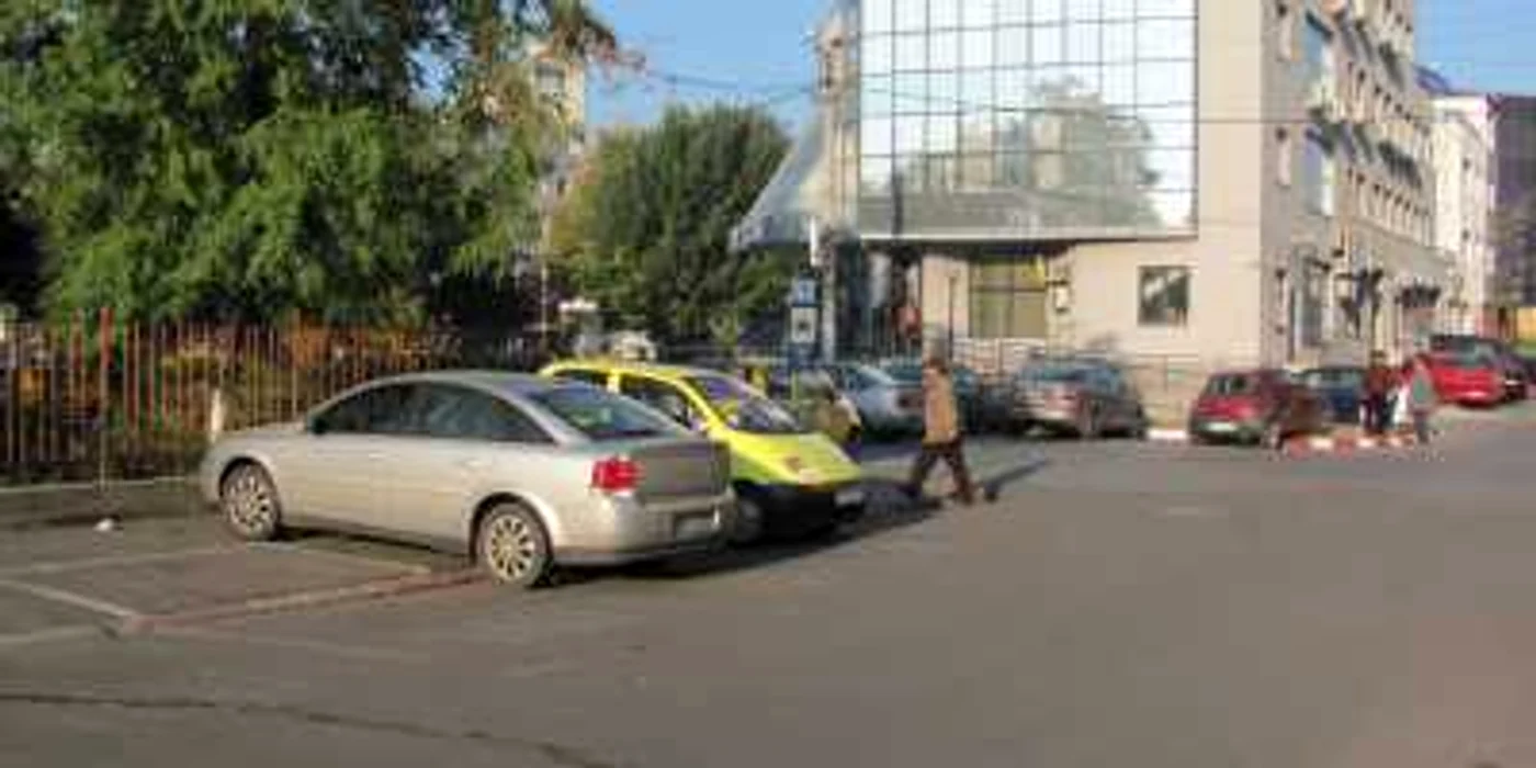 Şoferul a parcat pe locurile destinate taximetriştilor, dar a fost taxat de încasatoarea primăriei