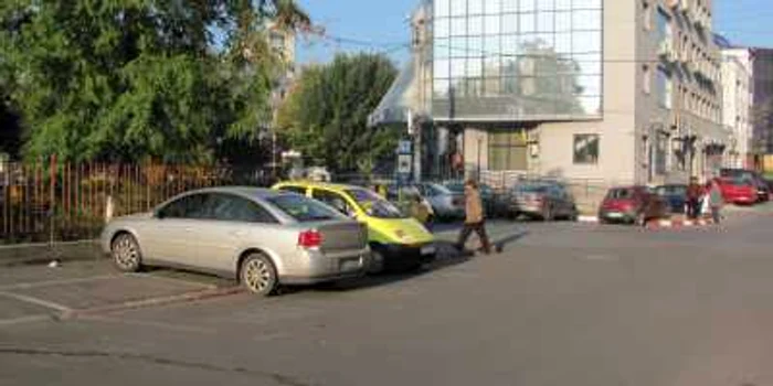 Şoferul a parcat pe locurile destinate taximetriştilor, dar a fost taxat de încasatoarea primăriei