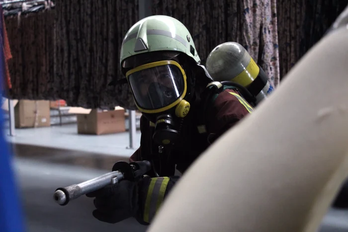 Pompierii din Prahova încearcă să stingă incendiul de vegetațiefoto: Facebook ISU Prahova