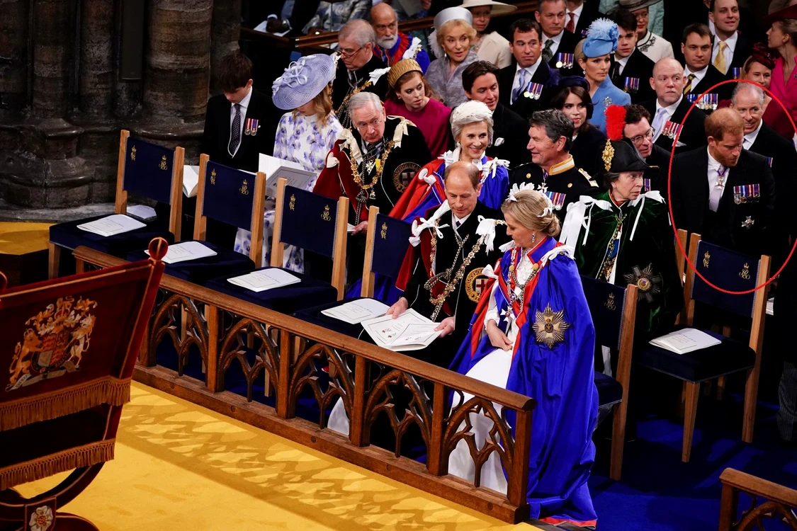 Prințul Harry a fost așezat în al treilea rând, la ceremonie (Foto: GettyImages)