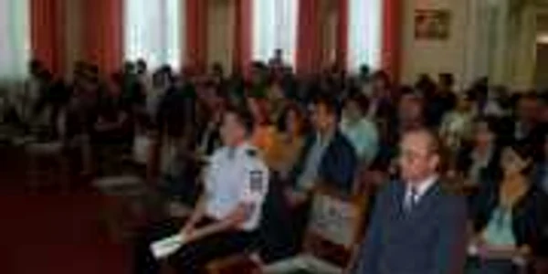 Autorităţile locale sunt verificate de reprezentanţii MAI