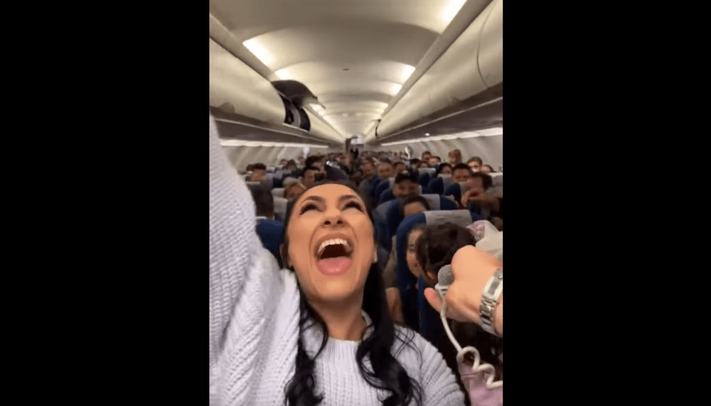 Andra a cântat în avionul care a dus-o la Cluj: toți pasagerii au participat. „Mă înnebuniți” VIDEO
