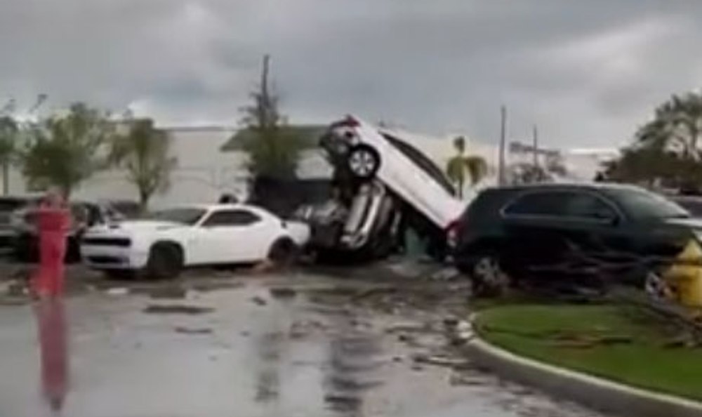Coasta de est a SUA, devastată după tornadă. Mașini răsturnate la tot pasul VIDEO