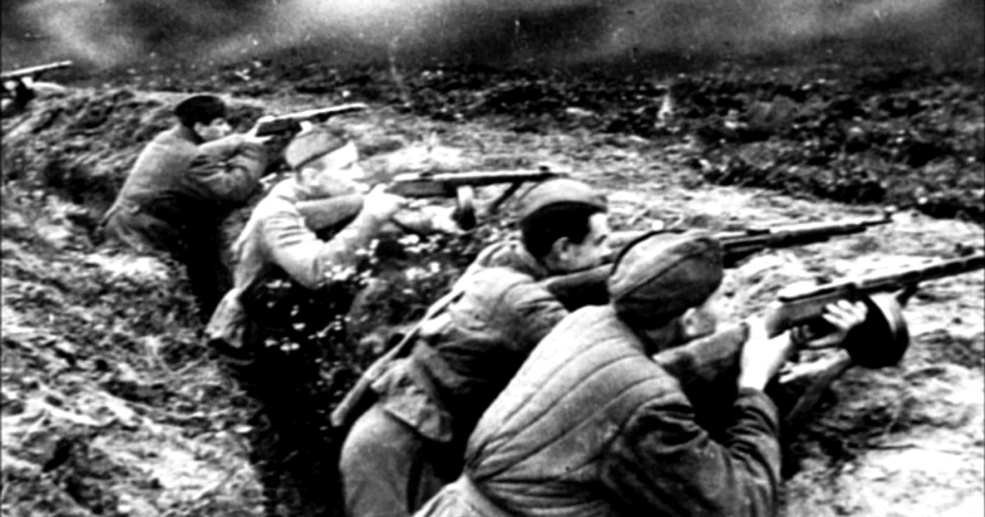 Puşcaşi sovietici în poziţie de apărare