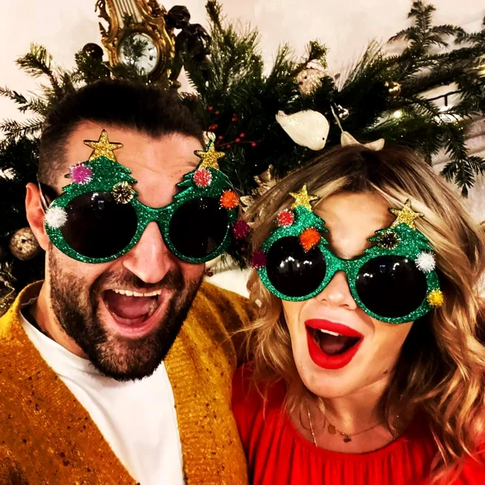 Smiley și Gina Pistol, cu ochelari ornamentați special pentru Sărbători