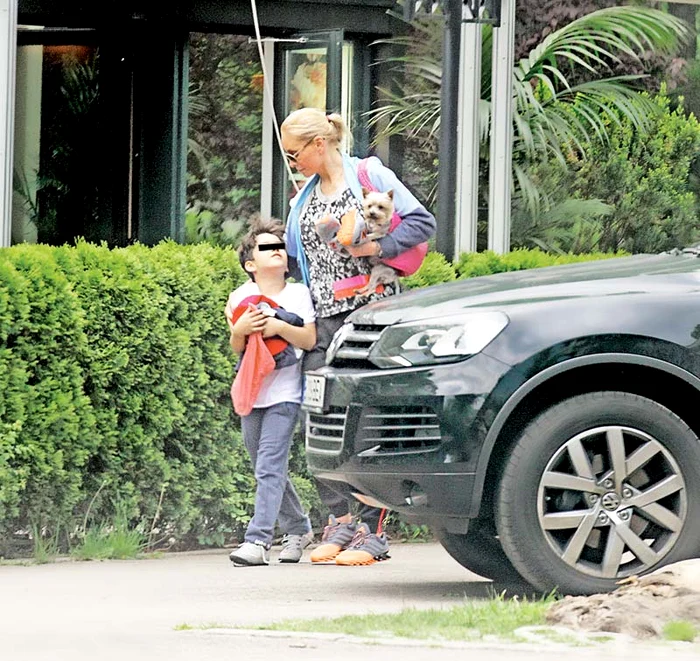 Vica Blochina, fericită alături de fiul ei, Edan, pe care nu l-a mai văzut de la începutul lunii februarie. Micuțul o soarbe din ochiFoto: CAPS