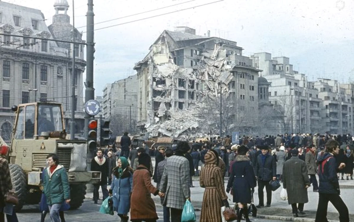 
    Luni, 4 martie, se împlinesc 42 de ani de la cutremurul devastator din 1977. Și cei care nu erau născuți atunci, se tem astăzi de sesimele din Vrancea care pot fi devastatoarefoto: historia.ro  