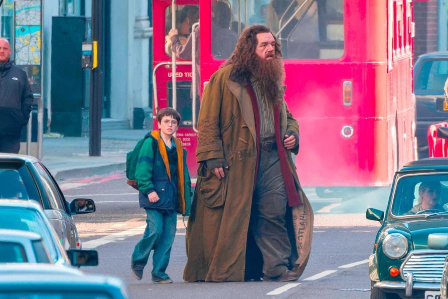 Primele imagini cu eroii noului serial „Harry Potter”. Filmările au provocat blocaje în traficul din Londra
