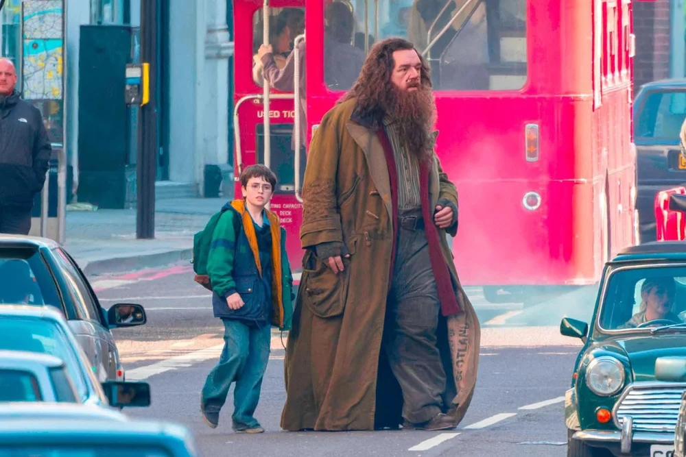 Primele imagini cu eroii noului serial „Harry Potter”. Filmările au provocat blocaje în traficul din Londra