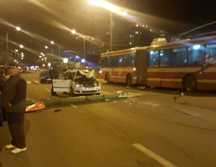Din fericire, şoferul autoturismului a scăpat ca prin minune să nu fie strivit de stâlp FOTO newsbv.ro