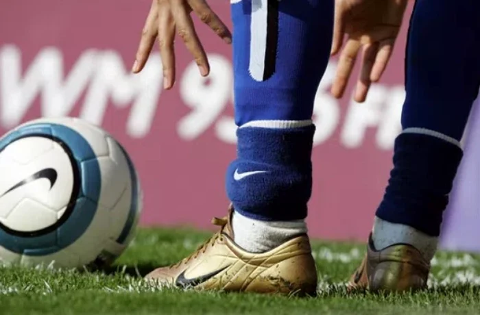 Brățara electronică a stat pe sub jambierele jucătorului  FOTO Captură video