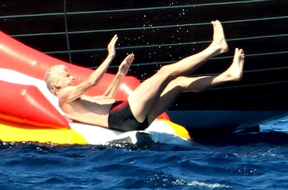 
    Arsene Wenger s-a distrat pe plaja de la Copacabana  