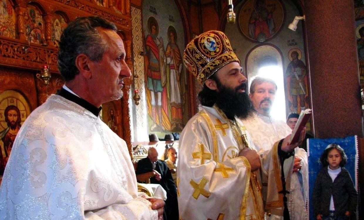 Preasfinţitul Paisie Lugojanul (centru) este implicat într-un scandal cu bani europeni FOTO Mitropolia Banatului