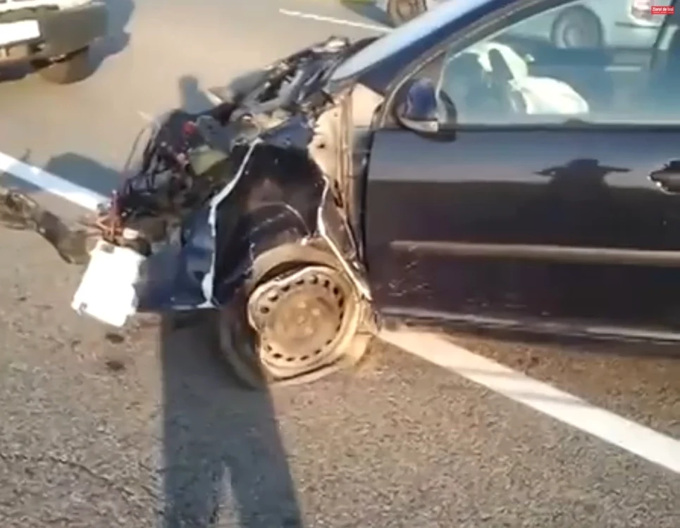 În urma impactului, motorul de la Volkswagen a sărit pe partea cealaltă a drumului (capturi ziaruldeiasi.ro)