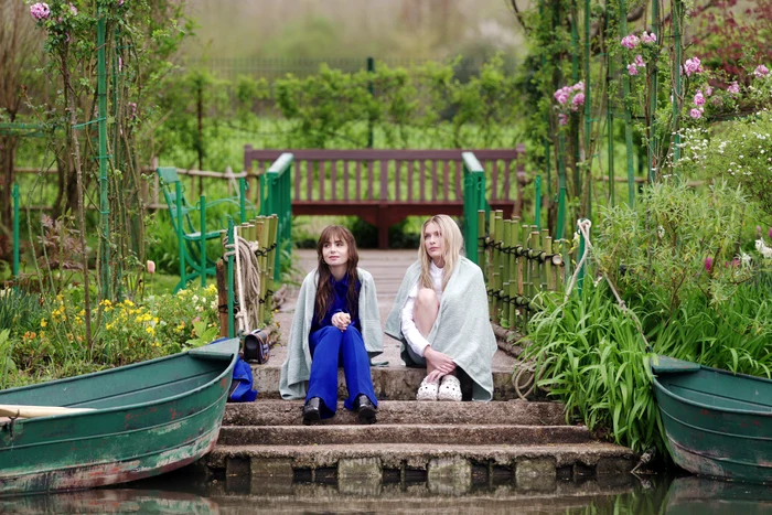 Scenă din sezonul 4, filmată la casa memorială a lui Monet. FOTO: Netflix