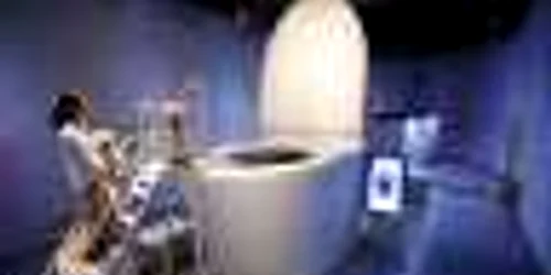 O fetiţă purtând o pălărie în formă de fecale se pregăteşte să alunece ăntr-un veceu de cinci metri  la expoziţia intitulată Toaletă!? Deşeurile Umane şi viitorul Pamantului la Muzeul Naţional Miraikan de ştiinţă şi inovare în Tokyo Japonia FOTO Reut