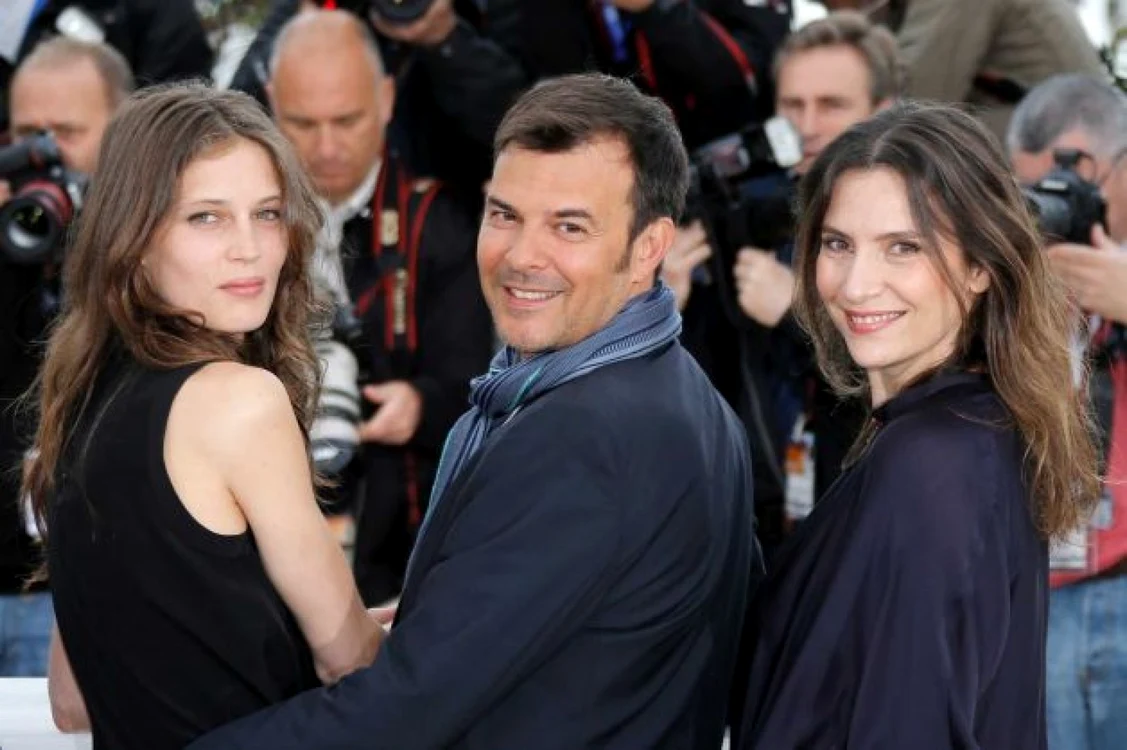 Actriţa Marine Vacth (stânga), regizorul Francois Ozon şi actriţa  Geraldine Pailhas, din filmul "Jeune et Jolie" la cea de-a 66-a ediţie a Festivalului de film de la Cannes FOTO Lionel Cironneau