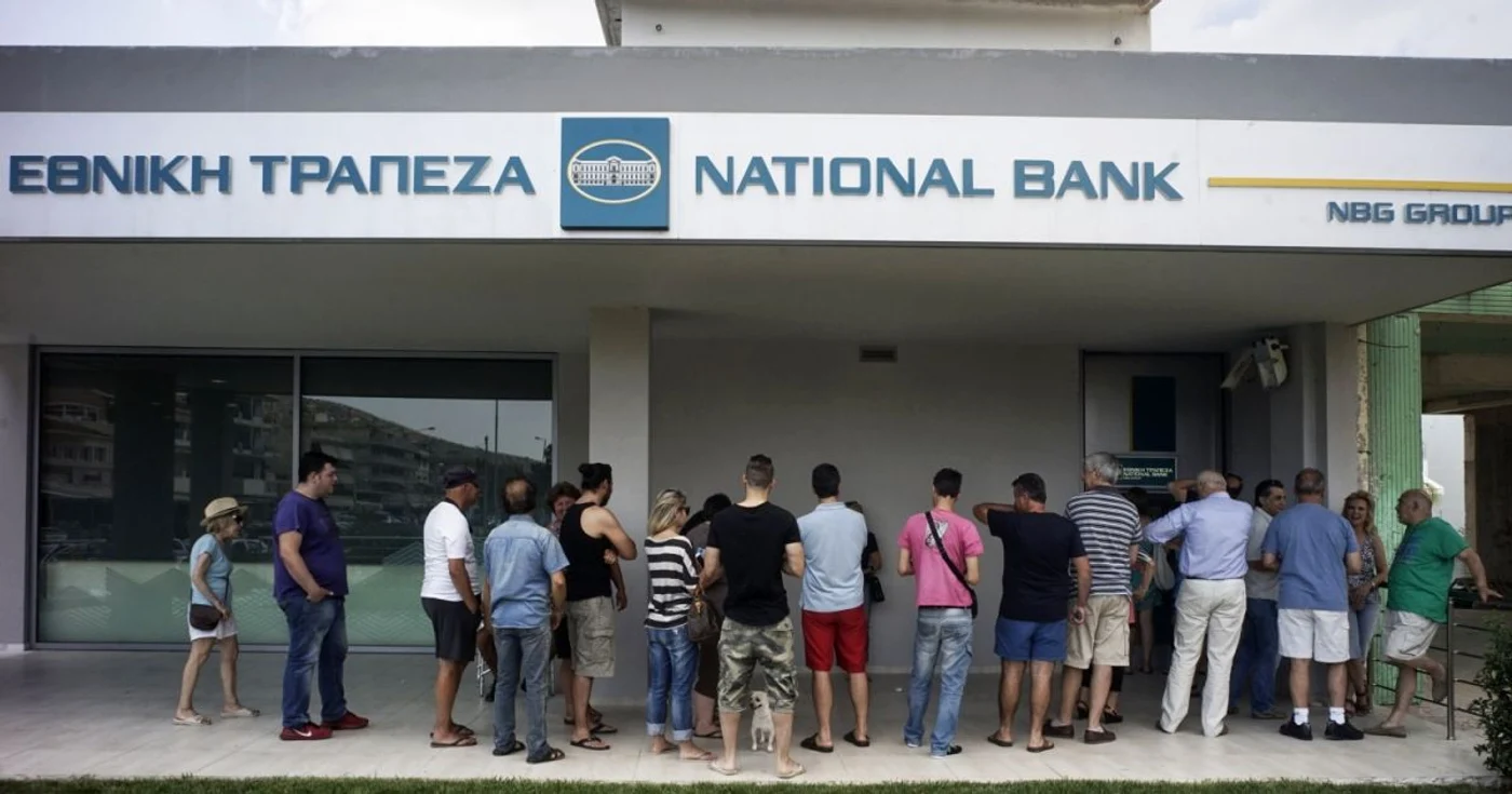 Criza din Grecia panichează cetăţenii. Băncile elene sunt închise până la referendumul în care cetăţenii greci sunt întrebaţi dacă acceptă măsurile propuse de instituţiile europene FOTO Guliver Gettyimages