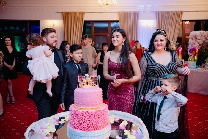 
    Nașa i-a rupt turta și i-a tăiat moțulfoto: Facebook  