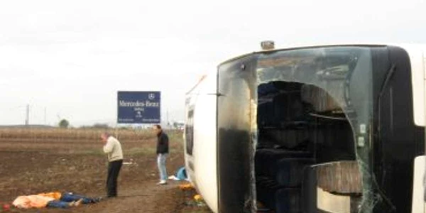 Alba Iulia: UPDATE Doi oameni au murit şi alţi şapte au fost răniţi după ce un autocar s-a răsturnat pe DN7