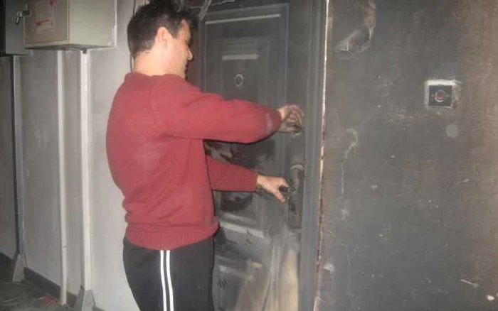 Aşa arătau pereţii şi uşile apartamentelor după incendiu
