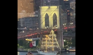 nava mexicana se loveste de podul brooklyn foto x png