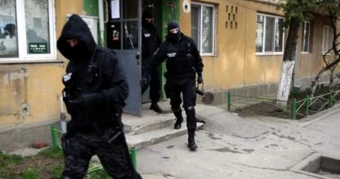 Procurorii DIICOT i-au prins în flagrant pe cămătari.