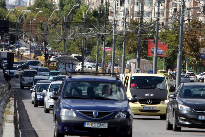 
    Șoferii circulă pe Podul Grant fără să știe că traversează un”muribund”rutierFoto:Florin Suler  