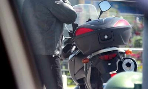    apoi, îmbrăcat la  costum, s a echipat și  a plecat cu motorul  jpeg