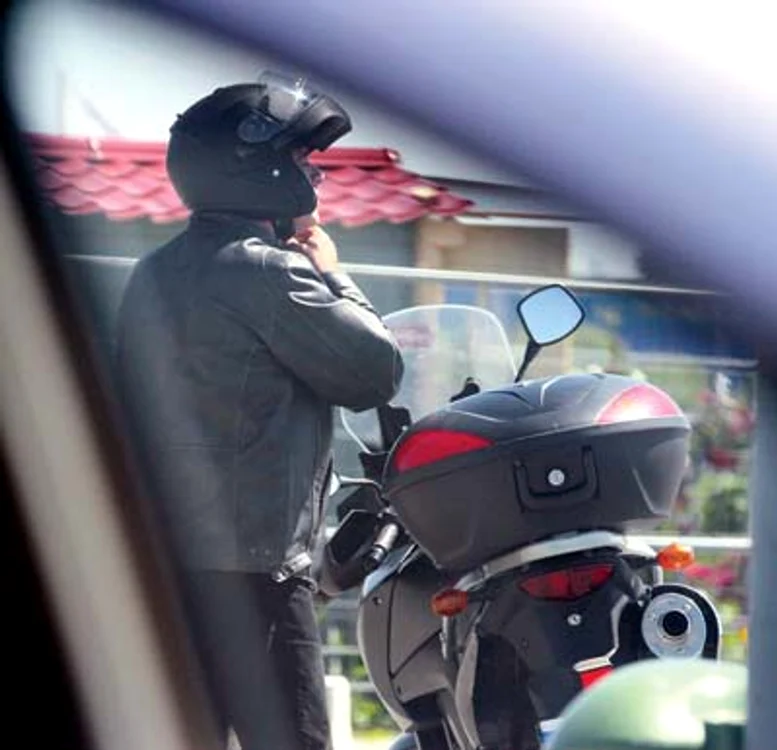 ...apoi, îmbrăcat la  costum, s-a echipat și  a plecat cu motorul 