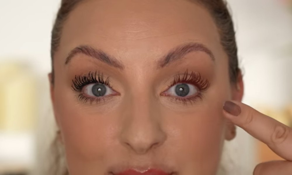 Trucul simplu cu mascara care îți întinerește și mărește privirea: favorit al femeilor de peste 30 de ani