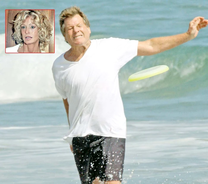 
    Actorul abia mai poate merge,  fiind ajutat de noua lui iubită,  Marketa, de numai 29 de ani  