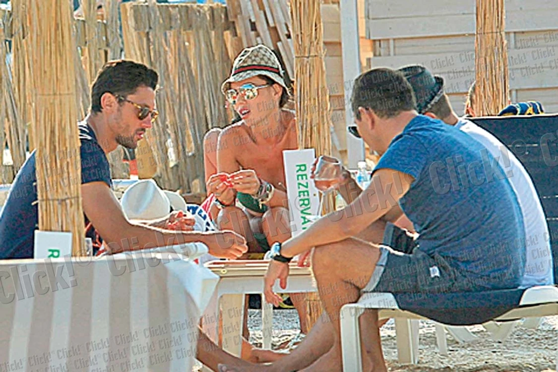 Ciprian Marica s-a relaxat  la Mamaia în compania unor  prieteni, dintre ei făcând  parte şi Ramona Lăzuran (Foto: Mihai Ionescu)