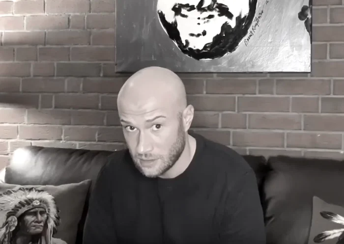 
    Mihai Bendeac, pe canapea la el acasă, în timp ce își făcea testul pentru depistarea anticorpilor  