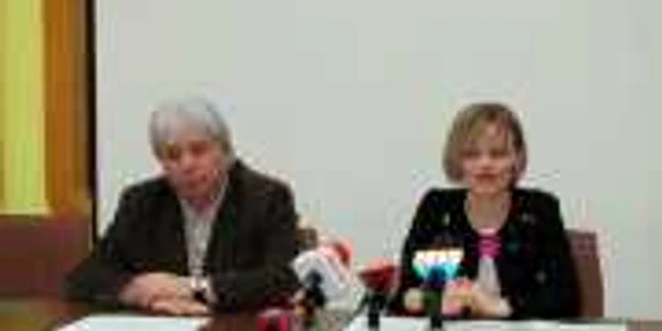 Inspectorul şcolar general Ioan Abrudan, alături de inspectorul Laura Galvacsy