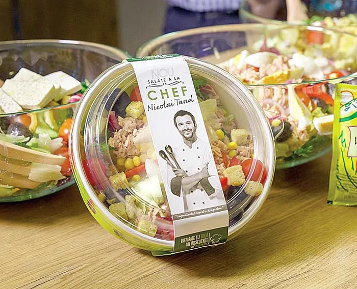 
    Florin Dumitrescu mănâncă cu plăcere sandvişurile create de elFoto: Facebook  