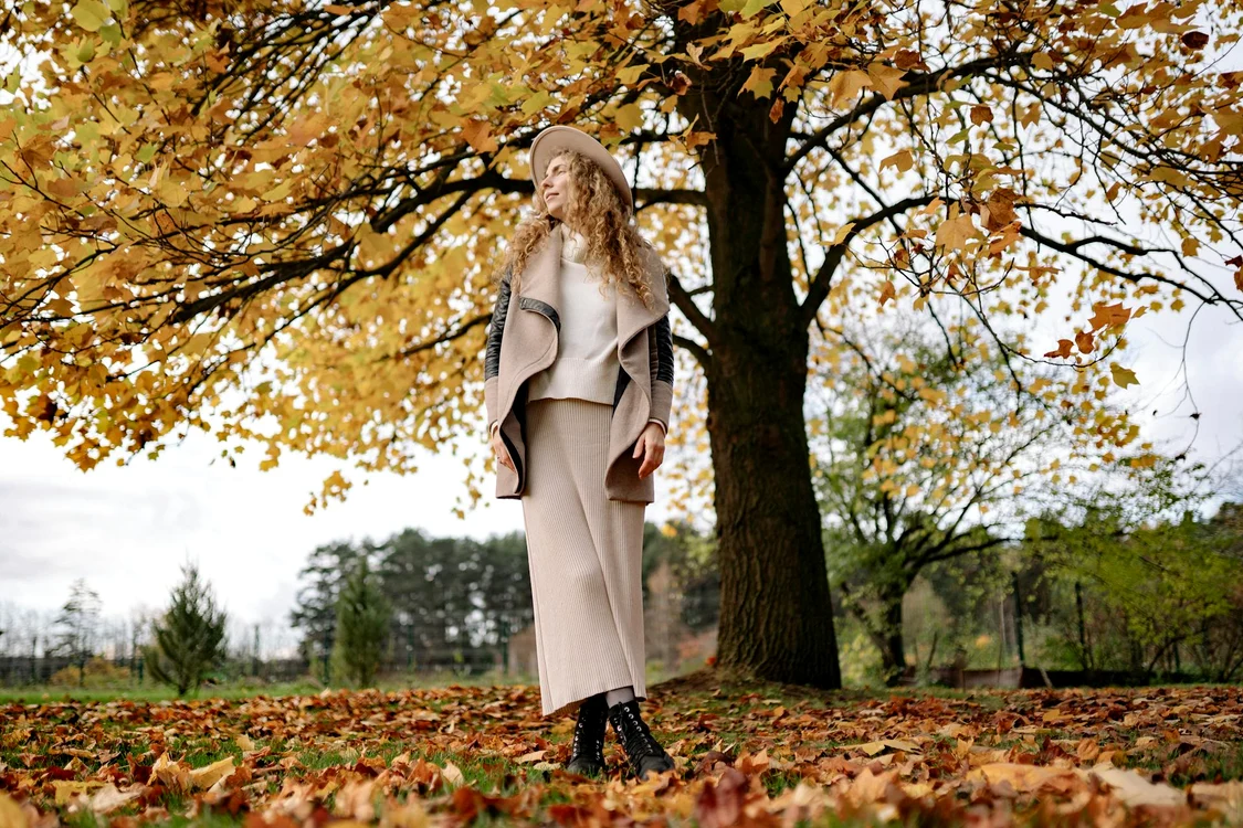 femeie in parc peisaj toamna outfit ghete 6209904 jpg
