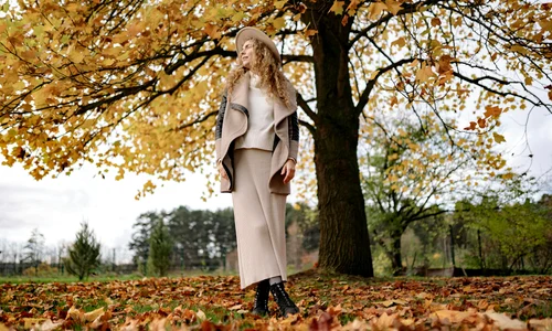 femeie in parc peisaj toamna outfit ghete 6209904 jpg