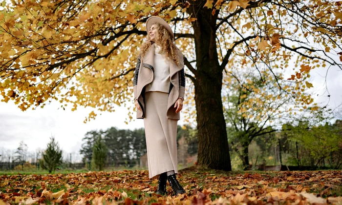 femeie in parc peisaj toamna outfit ghete 6209904 jpg