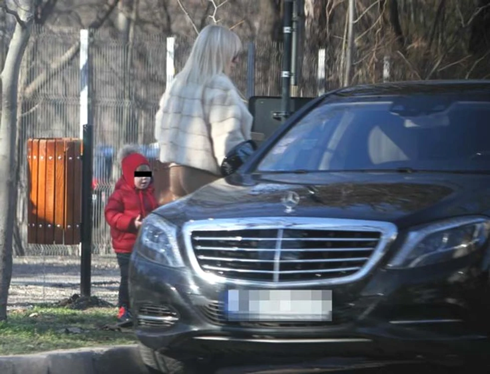 
    Elena Udrea a ieşit în oraş cu fiica ei, fără iubitFotografii: Blitz  