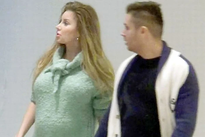 
    Roxana a fost foarte fericită la botezul fetiţei foto: arhiva personală  