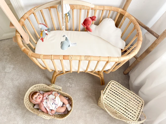 Pentru surioara cea mică, Laura a ales un pătuț din ratan